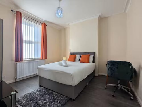 5 Bed House Manchester - Sleeps 9 - Free Parking