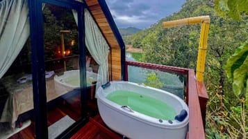 Premium Chalet, Lake View | Outdoor spa tub