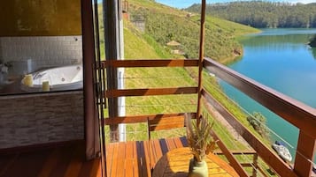 Luxury Chalet, Lake View | Property grounds