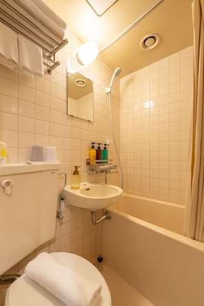 Un baño con inodoro, lavabo y bañera.