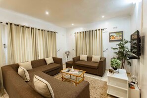 Living area - Delightfully peaceful 2-bedroom cottage, in a cul-de-sac in leafy Mount Pleasant (Harare)