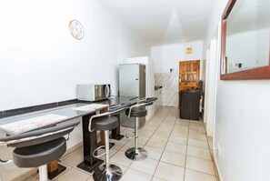 Private kitchen - Delightfully peaceful 2-bedroom cottage, in a cul-de-sac in leafy Mount Pleasant (Harare)