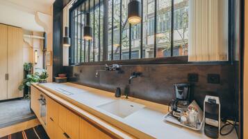 Coffee/tea maker, fridge, microwave, oven