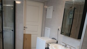 Un baño con inodoro, lavabo y espejo.