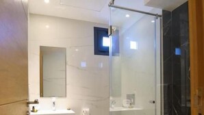 Phòng, ban công, quang cảnh thành phố | Phòng tắm