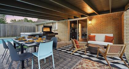 Midtown 4BR • Pool • Hot Tub • Private Putting Green • Pool table