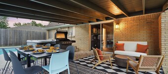 Midtown 4BR • Pool • Hot Tub • Private Putting Green • Pool table