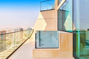 Een modern gebouw met een glazen balkon met uitzicht op een stadsgezicht.