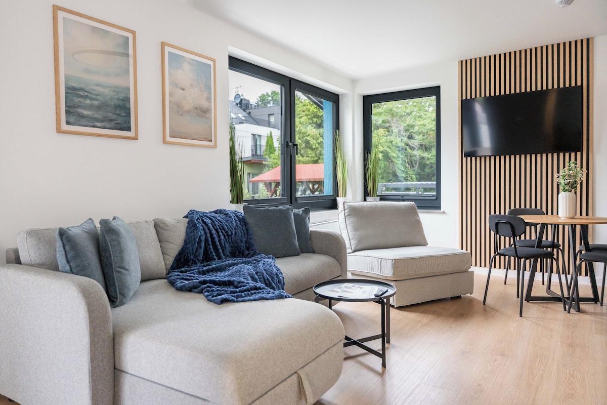 Appartement Confort, 1 chambre, balcon, vue jardin | Coin séjour | Télévision à écran plat de 40 pouces avec chaînes par câble