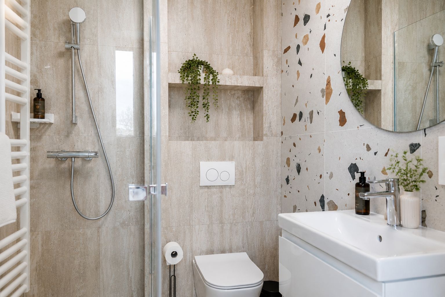 Un bagno moderno con doccia, WC e lavandino.