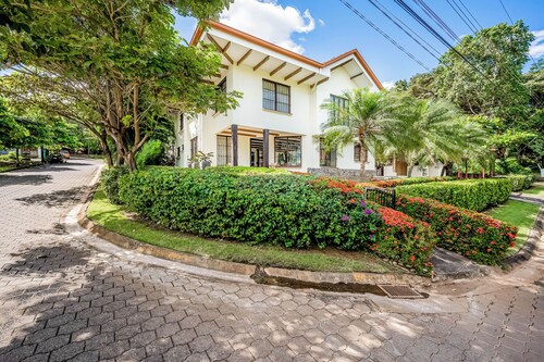 Private Pool, Luxe Patio: 4BR Carrillo Villa