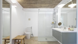 Comfort tweepersoonskamer, uitzicht op tuin | Badkamer | Een haardroger, handdoeken, zeep, shampoo