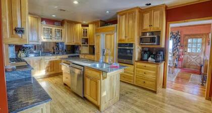 Large Ski Home: Seasonal Pool & Year-round Hot Tub