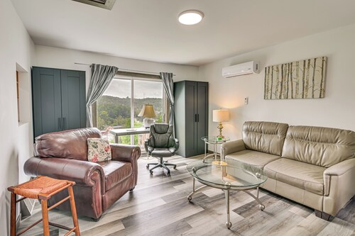 Walk to Main Street! Cozy Grafton Cottage