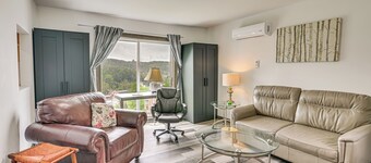 Walk to Main Street! Cozy Grafton Cottage