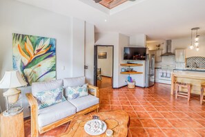 Una sala de estar moderna con un sofá, una mesa de centro y un cuadro.