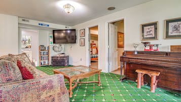 House (5 Bedrooms) | Interior