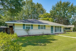 A single-story house with a gabled roof, a front porch, and a small front yard. - 1 Mi to Beach! Family-friendly Waveland Home (Waveland)