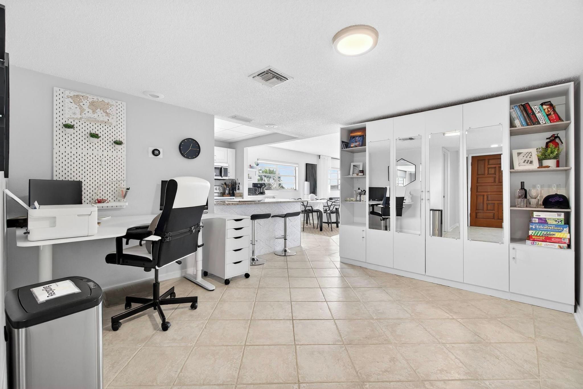 Un espace de bureau moderne comprenant un bureau, une chaise et des étagères.