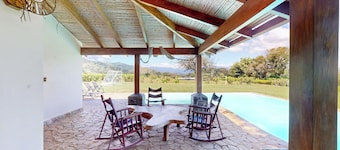 Mtn-view Farmhouse w/ Pool in Atenas