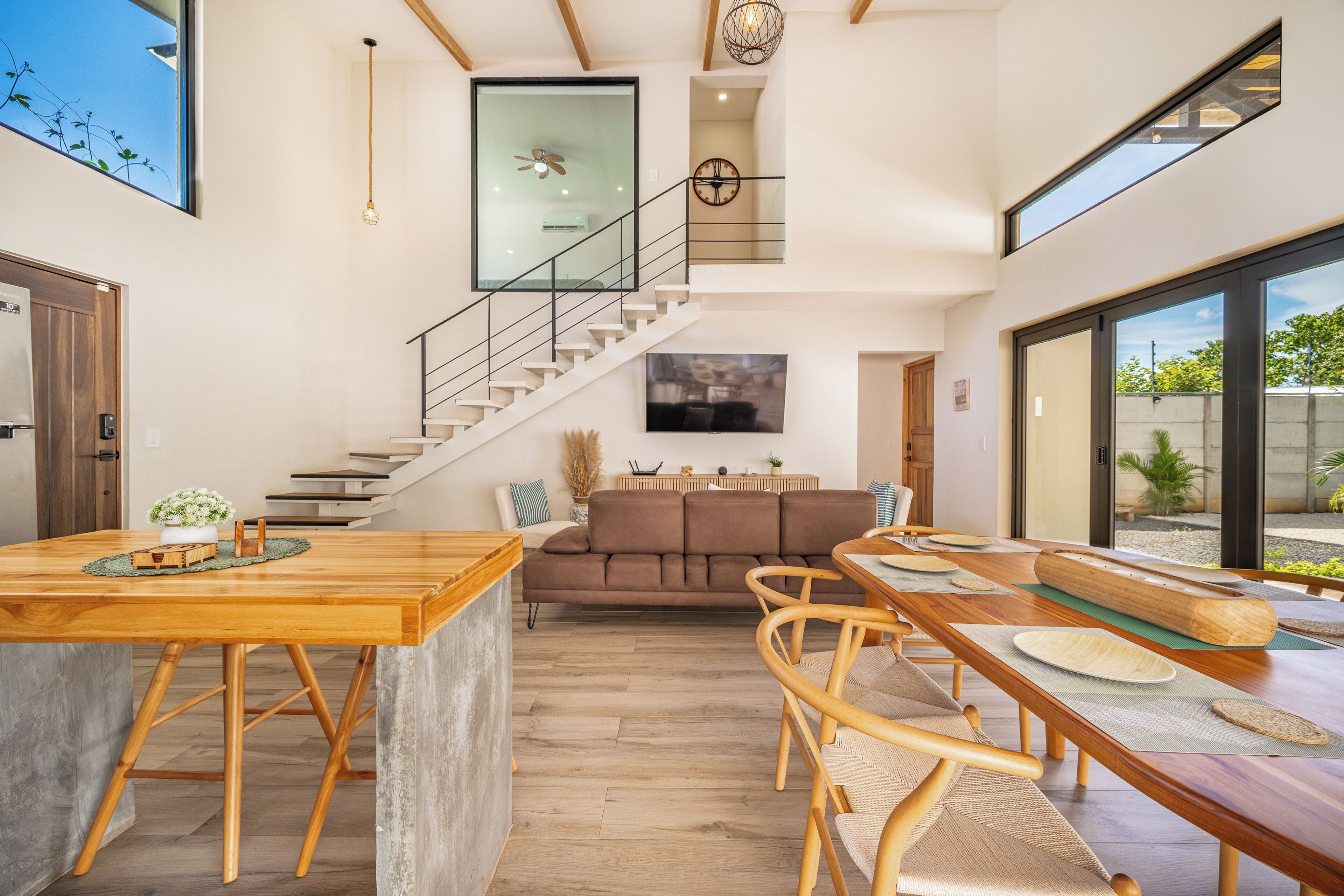 Un interior moderno con cocina, comedor y sala de estar.