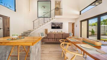 Un interior moderno con cocina, comedor y sala de estar.