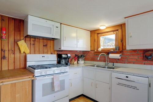 Carley House Too: Pet Friendly, Hot Tub, Fire Pit!