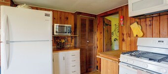Carley House Too: Pet Friendly, Hot Tub, Fire Pit!