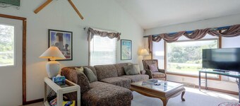 Carley House Too: Pet Friendly, Hot Tub, Fire Pit!