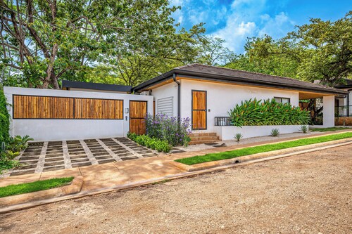 Modern 4BR Family Home w/ Pool in Tamarindo