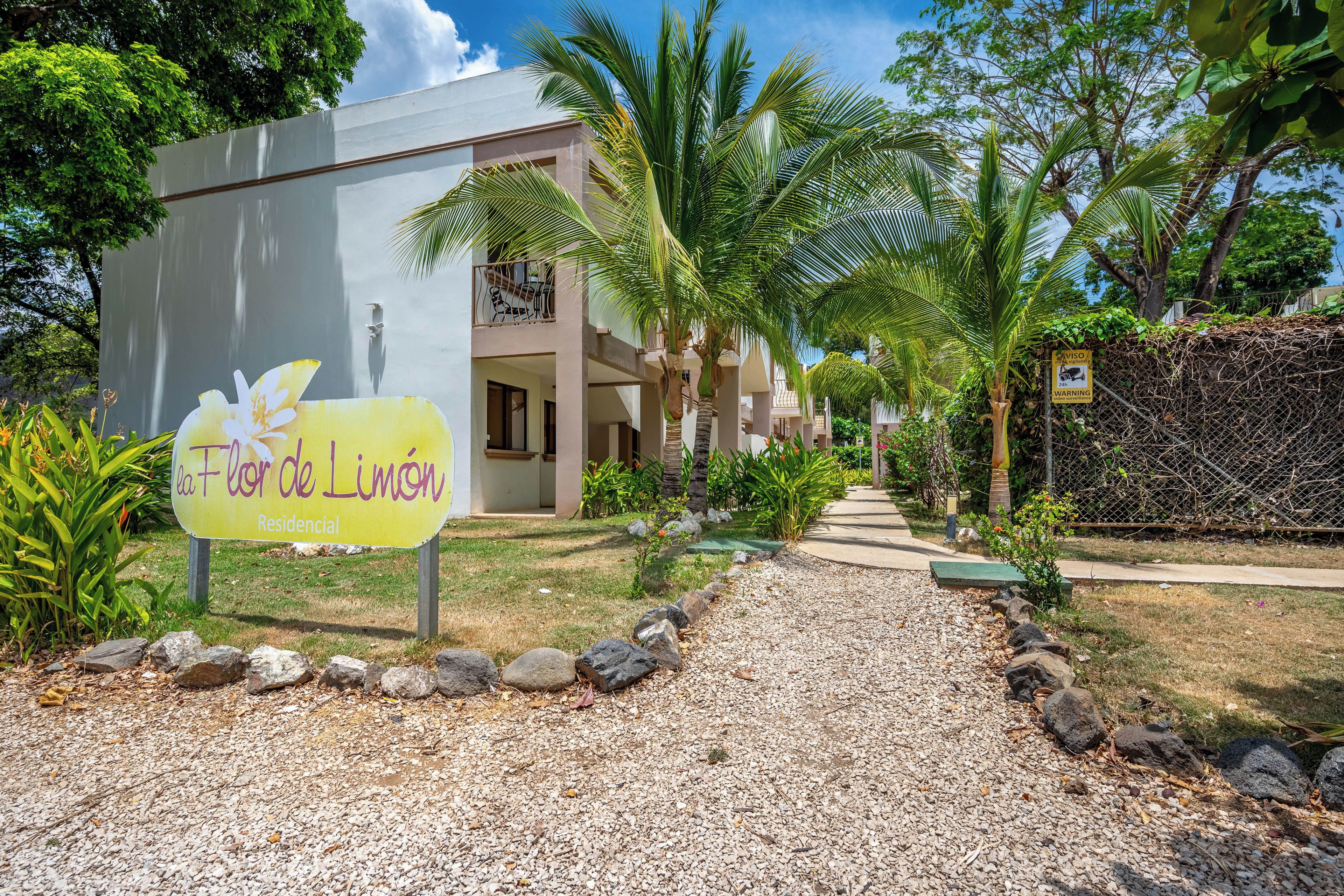 A residential building with a sign indicating 'la tor de Limón.'