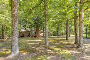 A rustic cabin surrounded by tall trees in a forested area. - Basecamp in Skyline, 10 Mi to Walls of Jericho (Scottsboro)