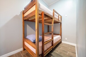 Una cama individual con estructura de madera y dos almohadas.
