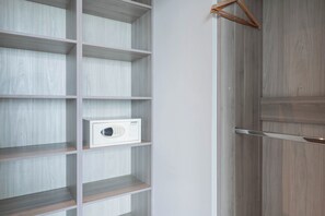 Una habitación con estanterías integradas, una puerta de madera y un tirador metálico.