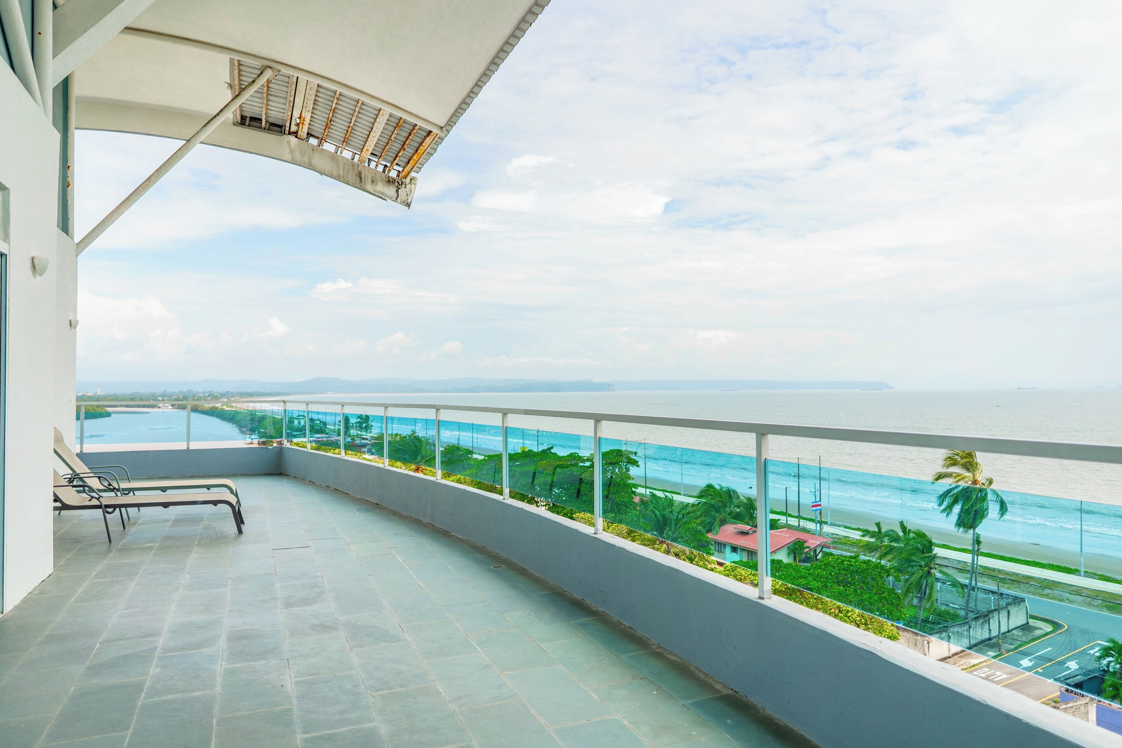 Un balcone con vista sul mare e sullo skyline in lontananza.