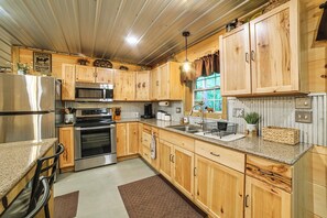 A kitchen with wooden cabinets, stainless steel appliances, and a granite countertop. - Only Minutes From Kentucky Lake, Fish & Relax! (Murray)
