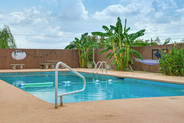Community Pool & Central Location! Houma Apt - Houma, LA