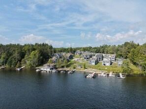 Un quartier résidentiel au bord du lac, avec des maisons et des bateaux amarrés.