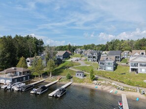 Una zona residencial junto al lago, con casas, muelles y barcos.