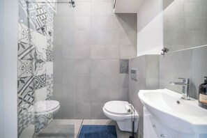 Ducha, secador de pelo, shampoo, papel higiénico