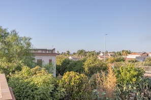 A residential area with houses, a clear sky, and dense vegetation. - Villa 'Villetta Ninetta' with Mountain View, Wi-Fi and Air Conditioning (Carini(Pa))