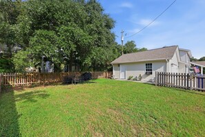 A residential property with a fenced backyard, a small house, and a wooden deck. - Laid Back Laurel-Pet Friendly in Beaufort, NC (Beaufort)