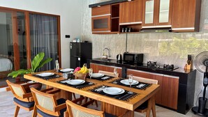 Private kitchen - 3-bedroom/3-bathroom Villa with private Pool in Seminyak (Badung)
