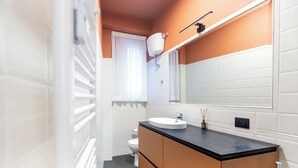 House, City View | Bathroom - Luciano Luxury Apartment (Roma)