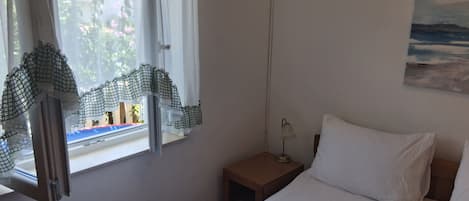 Iron/ironing board, WiFi, bed sheets