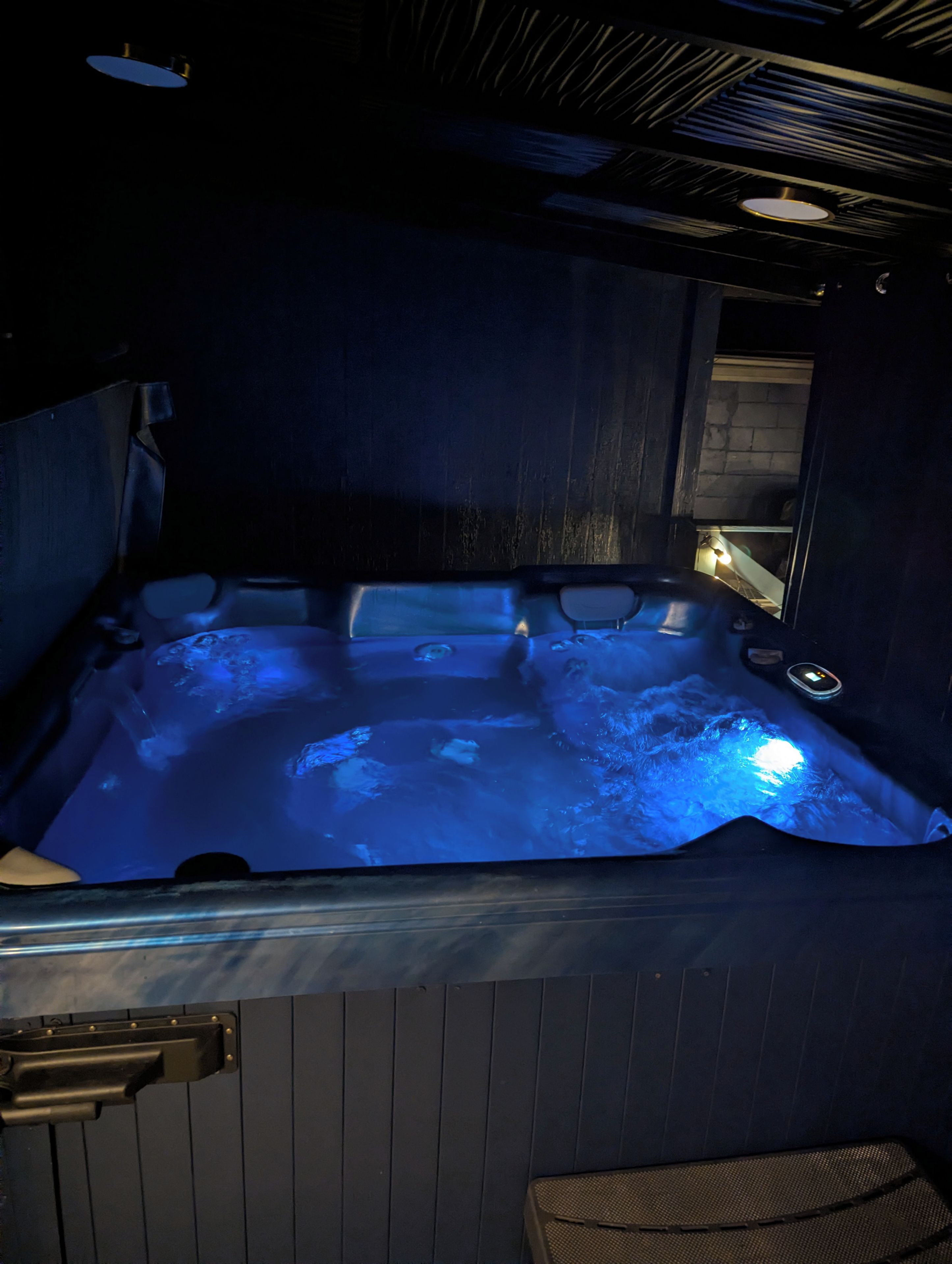 Indoor spa tub