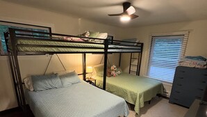 3 bedrooms, iron/ironing board, WiFi, bed sheets - Modern 3BR, 2 Bath, Lake House with Firepit, Covered Porch & Year-Round Comfort (Greentown)