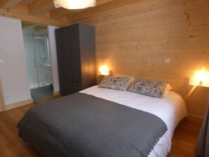 A bedroom with a bed, a wardrobe, and a shower area. - Spacious chalet at the foot of the slopes - 12 guests (Arêches-Beaufort)