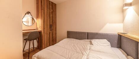 WiFi (free), bed sheets