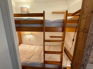 A bunk bed with a ladder, a bedside lamp, and a power outlet. - Functional apartment near slopes - 4 guests (Vars)